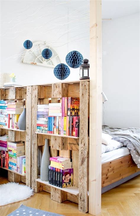 Raumteiler zwischen küche und wohnzimmer raumteiler vielleicht steht bisher das genau passende offene regal an der wand oder es steht noch einem auf. Raumtrenner aus Paletten | Hängende raumteiler, Raumteiler ...