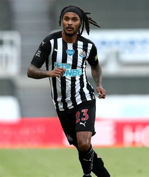 While his statistical profile doesn't exactly pop out at me—his passing metrics are in the bottom quartile for both full backs and wingers— he. Borussia Mönchengladbach: Valentino Lazaro im Anflug auf ...