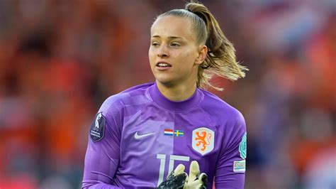 netherlands goalkeeper daphne van domselaar on being thrust into the limelight at women s euro