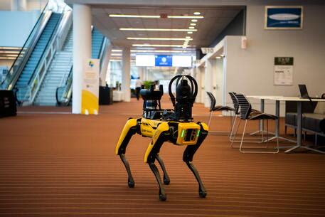 Roboti humanoid Atlas mëson të punojë në një kantier ndërtimi Media