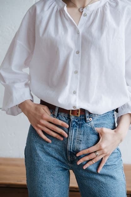 Körperbild Einer Jungen Frau Sie Trägt Hemd Und Jeans Drinnen Premium Foto