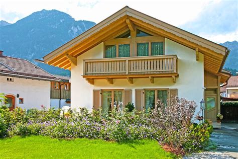 Bavarian delicacies to die for, authentic hospitality that'll make you feel more than welcome and rustic cosiness that'll entice you to stay a little longer. Bergblick, Wohnung Garmisch Partenkirchen | Wohnung, Style ...