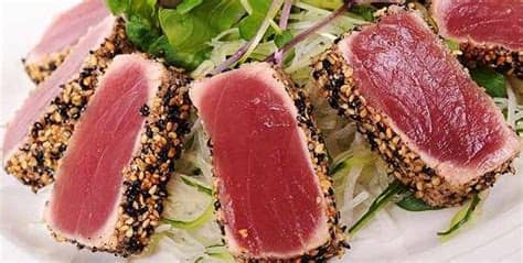 La parte de la limpieza es la usa un cuchillo muy filoso para cortar el atún en filetes de una pulgada (2,5 cm) de grosor, para cocinarlo en la parrilla, freírlo o asarlo. Atún sellado a la pimienta, ¡disfrútalo en Cuaresma ...