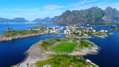 Lofoten arctic henningsvær hotel is located at sauøya 2, 0.6 miles from the center of henningsvær. Henningsvaer Stock-Videos und B-Roll-Filmmaterial - Getty ...