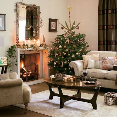 This deliciously sophisticated living room is done up in neapolitan ice cream colors of chocolate, vanilla, and strawberry. 5 Inspiring Christmas Shabby Chic Living Room Decorating ...