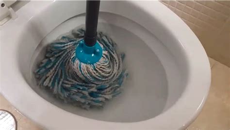 Nie czekaj i włóż mopa do toalety To sprawdzony trik hydraulika który zawsze działa