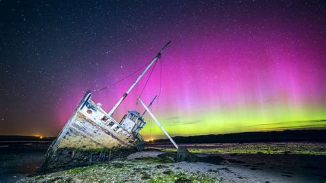 Aurora Borealis Over Beached Shipwreck Hd Wallpaper