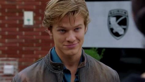 Lucas Till As Angus Macgyver In The Macgyver Reboot 1x10 Pliers Macgyver Tv Angus Macgyver