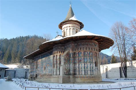 16 Mănăstiri Din Bucovina Pe Care Trebuie Să Le Vezi în Concediu
