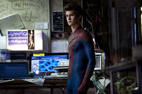 Andrew Garfield Shows His Scratches In The Amazing Spider Man New Shots Andrew Garfield