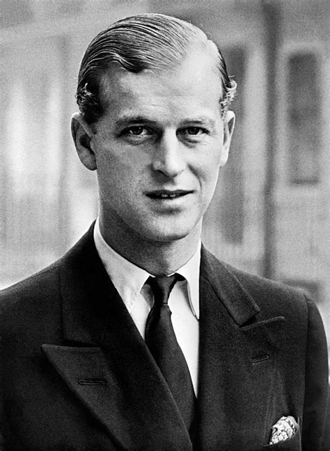 Philip mountbatten, age 26, had fought as a british naval officer during world war ii and was made the duke of edinburgh on the eve of his wedding to elizabeth. Le duc d'Edimbourg, un homme et un parcours à part - Soirmag