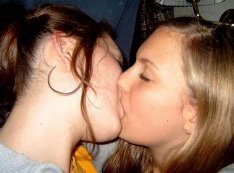 Web Finds Of Girls Kissing Girls Kissing Each Other Imgsrc Ru