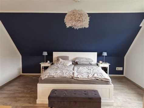 schlafzimmer in dunkel blau | Zimmer mit dachschräge einrichten