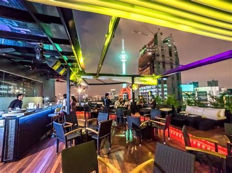 Being one of the highest rooftop bars in the city, vertigo treats you to a stunning view of the skyline from the 59th floor of banyan tree kuala lumpur. Rooftop bars in KL