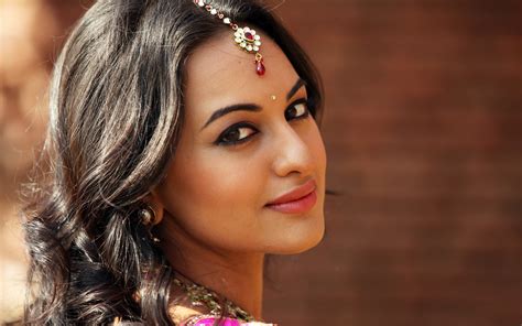 Sonakshi Sinha Indian Face Close Up Wallpaper Resolution 2880x1800 Id 210798