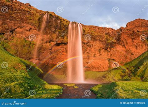 Cascade De Seljalandsfoss Avec Un Arc En Ciel En Islande Photo Stock