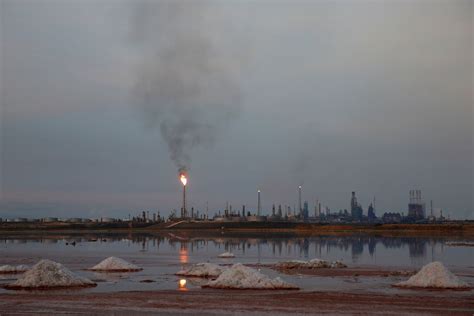 Venezuelas Largest Refinery Restarts After Blackout Sources Reuters