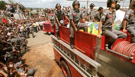 Sobre os corpos de mulheres deitadas em uma mesa. Morte dos Mamonas Assassinas completa 20 anos - BOL Fotos ...