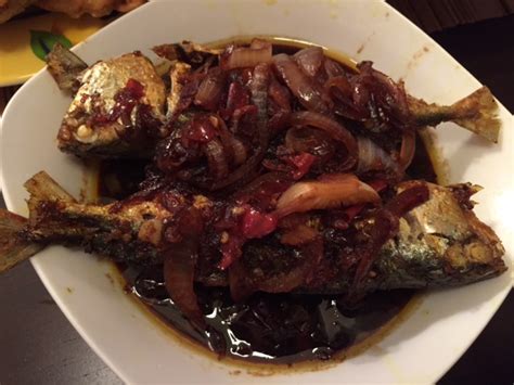 Biarkan masak dengan menggunakan api kecil. Chooyaya Secret Garden : Resepi Ikan Masak Kicap Pedas