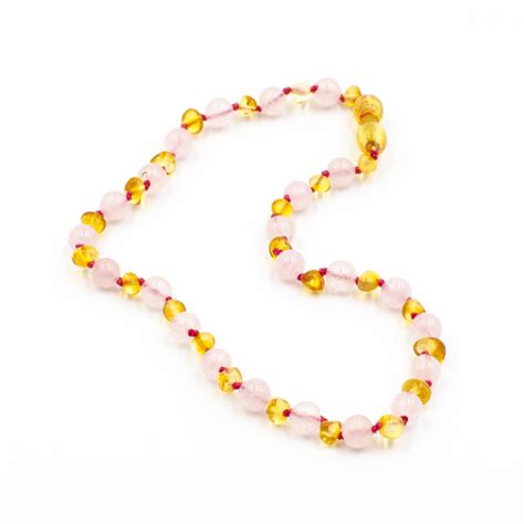 Pour un nourrisson, un collier d'ambre pour bébé ou un bracelet ambre bébé est l'allié des défenses immunitaires par excellence, l'ambre calmerait et permettrait d'apaiser la poussée. Collier d'Ambre Bébé Miel et Quartz Rose - 123Ambre