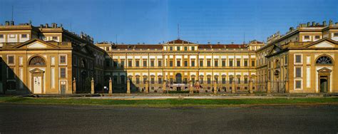 Sie ist eines der wenigen häuser, das von einem parkänlichen garten umgeben ist und im zentrum der stadt liegt. Villa Reale di Monza - l'architettura