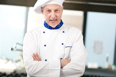 Retrato De Un Chef En El Trabajo En Su Cocina Foto Premium
