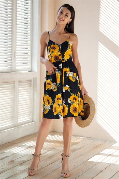 Need To Have This Black Sunflower Dress For The Next Summer Vacay