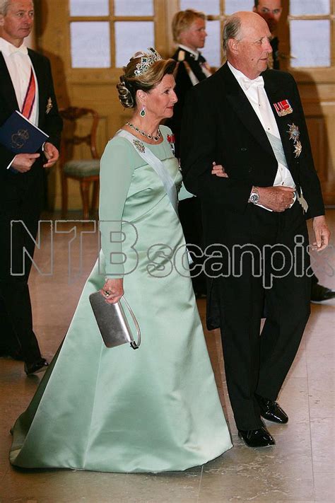 Kong harald (83) og dronning sonja (83) er blitt testet for coronaviruset, og har ikke fått påvist smitte. STOCKHOLM 20060430: Dronning Sonja og Kong Harald iført ...