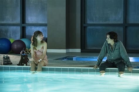 Five feet apart director justin baldoni just revealed an alternate ending to the flick! Movie Review: Five Feet Apart