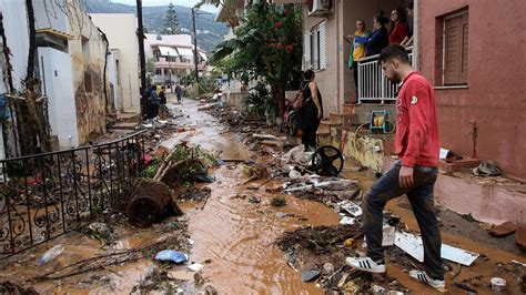 Unwetter, auch extremwetterereignis oder wetteranomalie ist ein sammelbegriff für extreme wetterereignisse. Unwetter Griechenland: Verkehrschaos durch Fluten auf Kreta