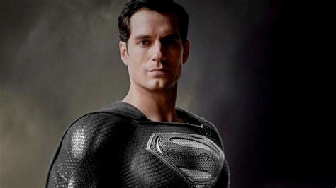Вдохновившись самопожертвованием супермена, брюс уэйн вновь обретает веру в человечество. Зак Снайдер высказался о важности чёрного костюма ...