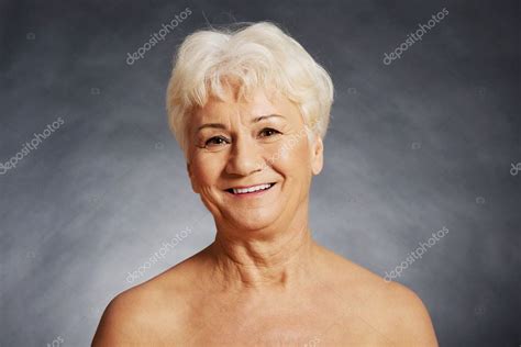 Mujer Desnuda De 60 Años Spa — Foto De Stock 42439915 © Piotrmarcinski