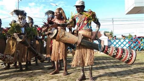 Cara memainkan alat musik ini cukup mudah, hanya meletakkan cengceng di kedua telapak tangan, lalu dibenturkan keduanya hingga mengeluarkan inilah alat musik tradisional kebanggaan indonesia bagian timur, tifa. Punya Penutup Dari Kulit Biawak, Ini Dia Gendang Khas Bumi Papua
