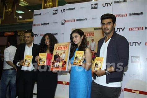 Arjun Kapoor Alia Bhatt With Chetan Bhagat And His Wife At New Cover