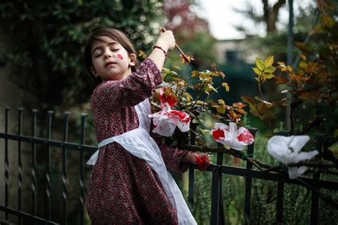 Mom Takes Gorgeous Photos Of Her Daughter Dressed As