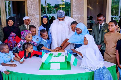 Photo News Buhari Celebrates With Nigerian Children The Elites Nigeria