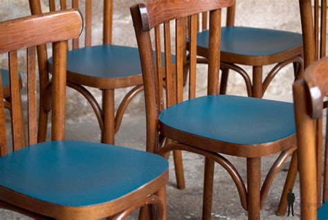 Meuble vintage relooké style industriel. Lot de 8 chaises bistrot baumann en bois, assise bleu ...