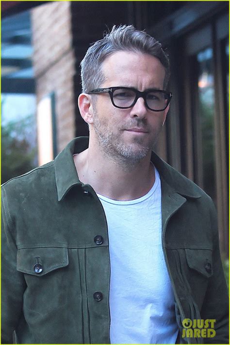 Ryan Reynolds Looks So Sexy In His Specs Photo 3770179 Ryan Reynolds Pictures Just Jared