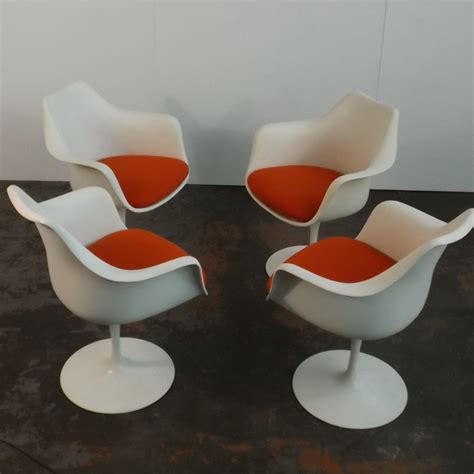 I wantes tulip chairs to go with it so badly but. Set of 4 Tulip dining chairs by Eero Saarinen for Knoll ...
