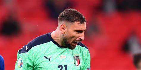 .phenomenal goalkeeper gianluigi donnarumma (17) will be signed by ac milan on a new contract, when he turns 18 (next february 25), lasting until june 2022, and including a €3m annual salary. Donnarumma - Donnarumma Salary - Milan 2019 2020 Players ...