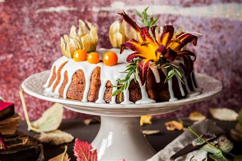 Whichever style you go for, it's sure to be a showstopper. Ideas for Decorating a Bundt Cake | LoveToKnow