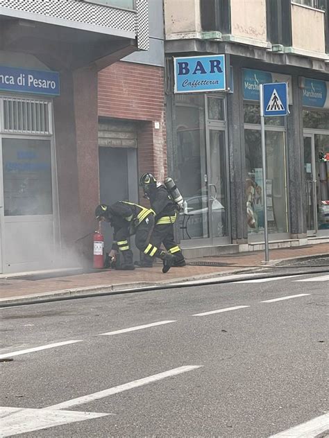In pieno centro cittadino di pesaro, vendesi luminoso appartamento di circa 145 mq, in perfette condizioni abitative, senza balconi, posto al piano quarto e penultimo, con ascensore. Pesaro, la sigaretta nella grata: garage invasi dal fumo ...