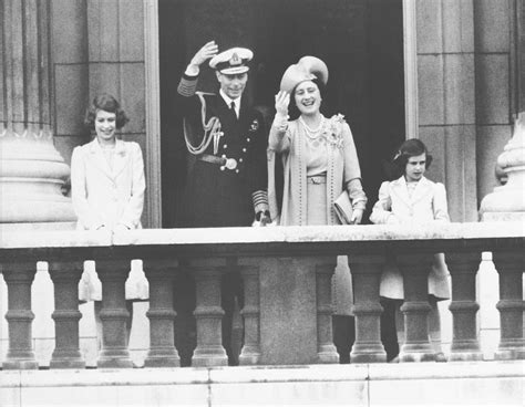 las 12 fotos del balcón de buckingham que cuentan la historia de la reina isabel ii en la