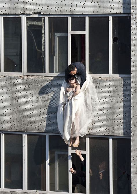 ウエディングドレス姿で飛び降り自殺未遂、中国 写真2枚 国際ニュース：afpbb News