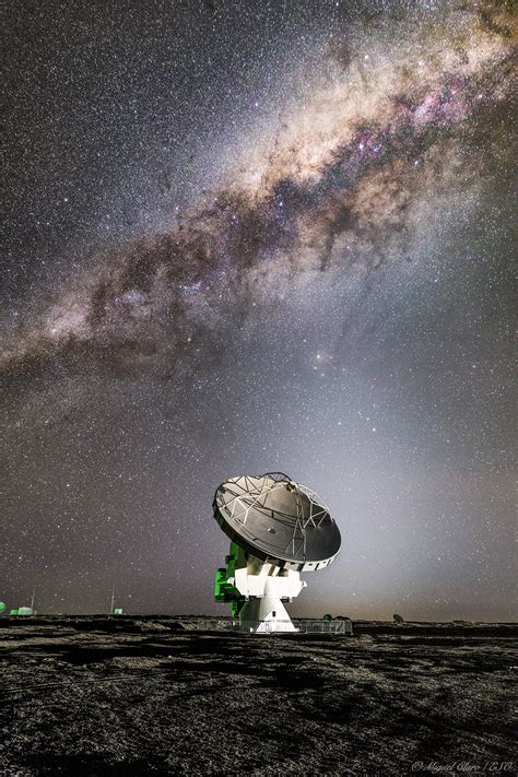 stunning view of the milky way above atacama large millimeter submillimeter array alma
