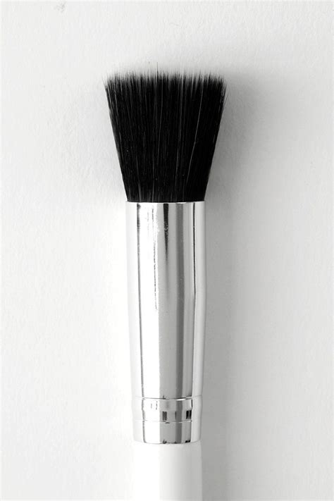 The top layer picks up the makeup product you're going to apply, and the bottom layer is denser, helping to push the product onto your skin rather than having your bristles absorb the formula. Stippling Brush | Stippling makeup brush, Stippling brush ...