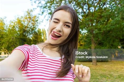 아름 다운 도시 미친 여자 복용 그림 자신 Selfie 20 29세에 대한 스톡 사진 및 기타 이미지 20 29세 가을 개성 개념 Istock