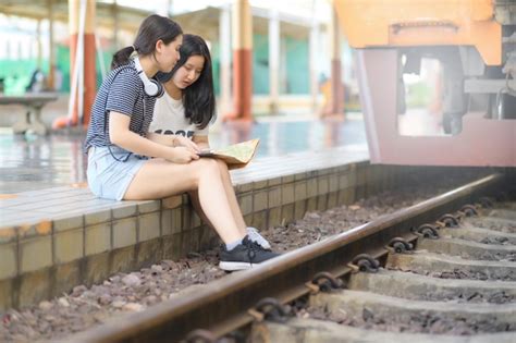 Dos Mujeres Viajeras Adolescentes Miran Mapas En Una Plataforma De Tren Una Mujer Europea