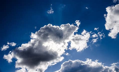 Cumulus Nuvola Nel Cielo Blu E I Raggi Del Sole Immagine Stock