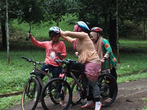 Nggak banyak yang harus gue bicarakan, tapi sampai kapan pun prinsip gue adalah masalah rumah tangga atau yang lalu itu adalah jadi ranah pribadi gue aja. 13 Tips Selfie Dari Seorang Penggemar Fotografi - LB FOTOGRAFI